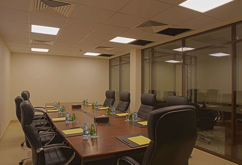 Otel Golden Tulip Sharma Resort