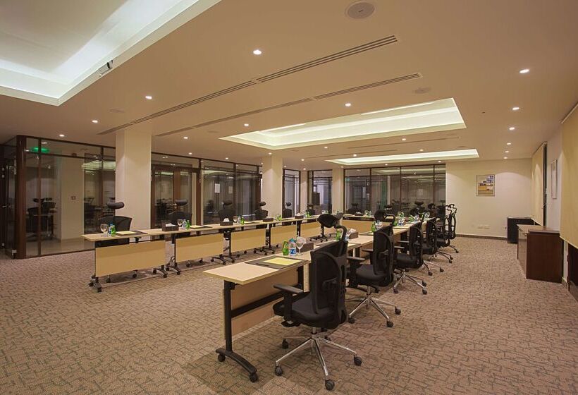 Otel Golden Tulip Sharma Resort