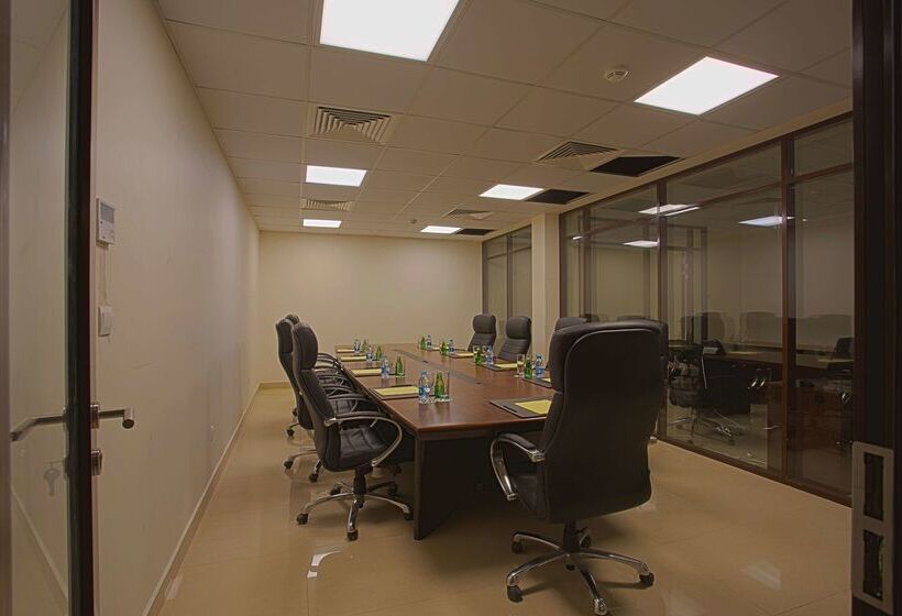 Otel Golden Tulip Sharma Resort