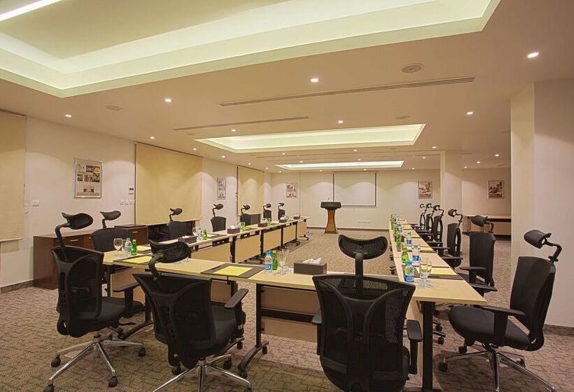 Otel Golden Tulip Sharma Resort