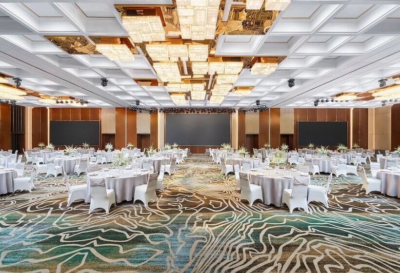 Отель Vinpearl Landmark 81 Autograph Collection