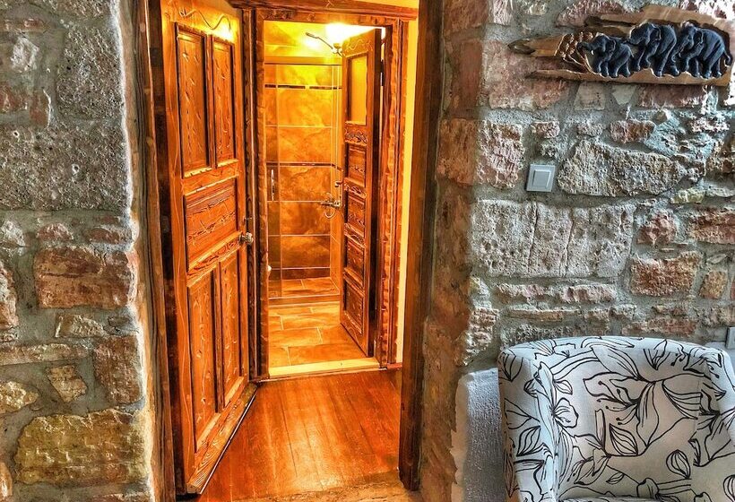 Parmis Boutique House