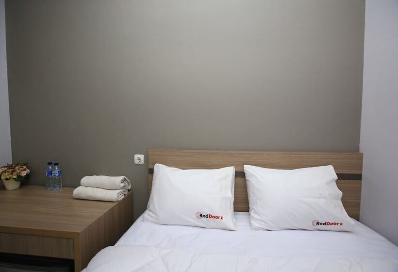 بنسيون Reddoorz @ Karet Pedurenan 2