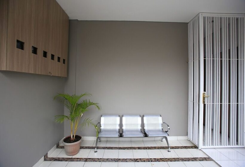 بنسيون Reddoorz @ Karet Pedurenan 2