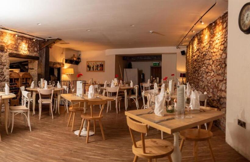 旅馆 The Oak House