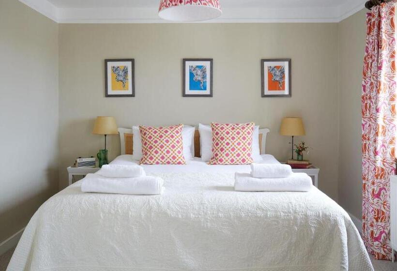 فندق صغير The Queens Arms