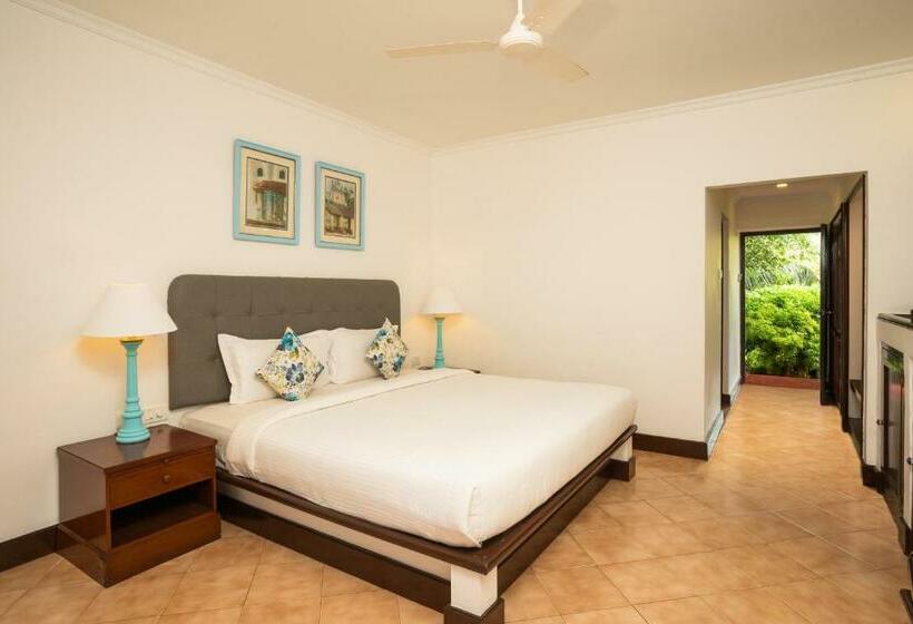 فندق Coconut Grove Beach Resort