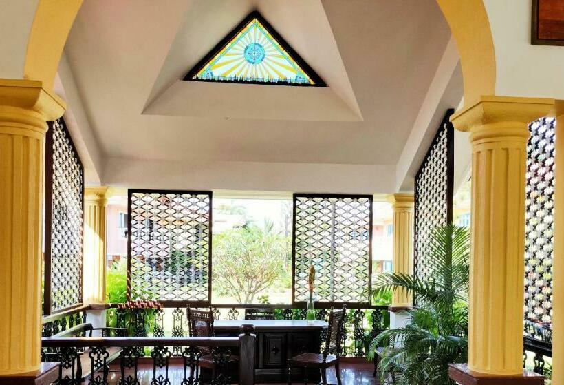 فندق Coconut Grove Beach Resort