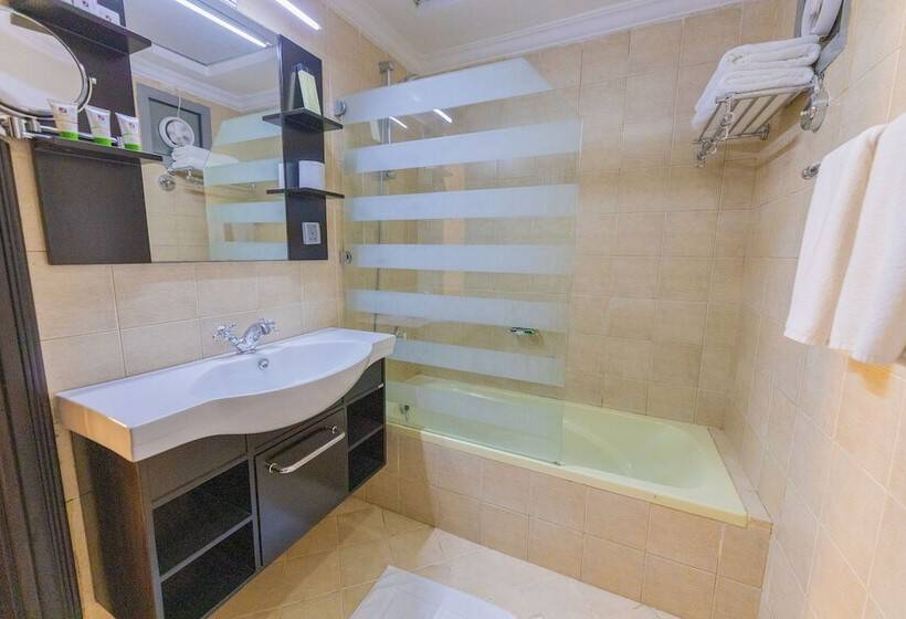 호텔 Ewan Ajman Suites