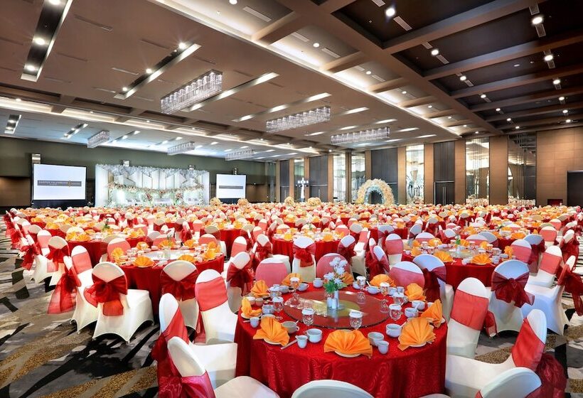 Отель Harper Palembang By Aston