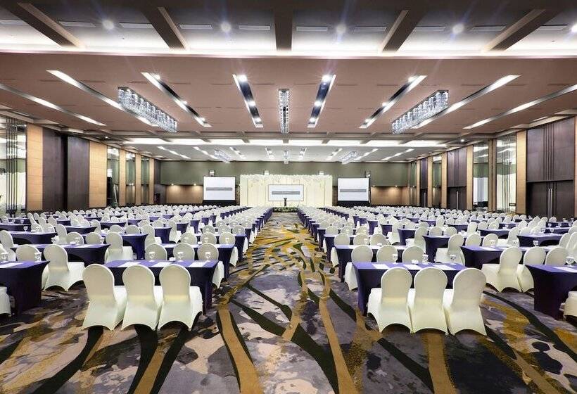 Отель Harper Palembang By Aston