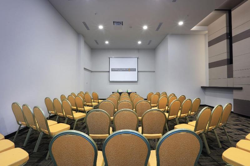 Отель Harper Palembang By Aston