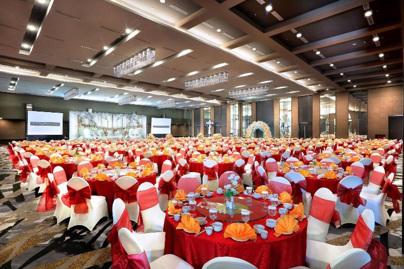 Отель Harper Palembang By Aston