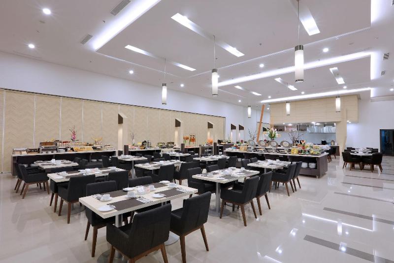 Отель Harper Palembang By Aston