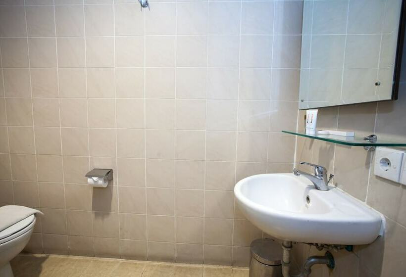 酒店 Reddoorz Premium @ Raya Nginden