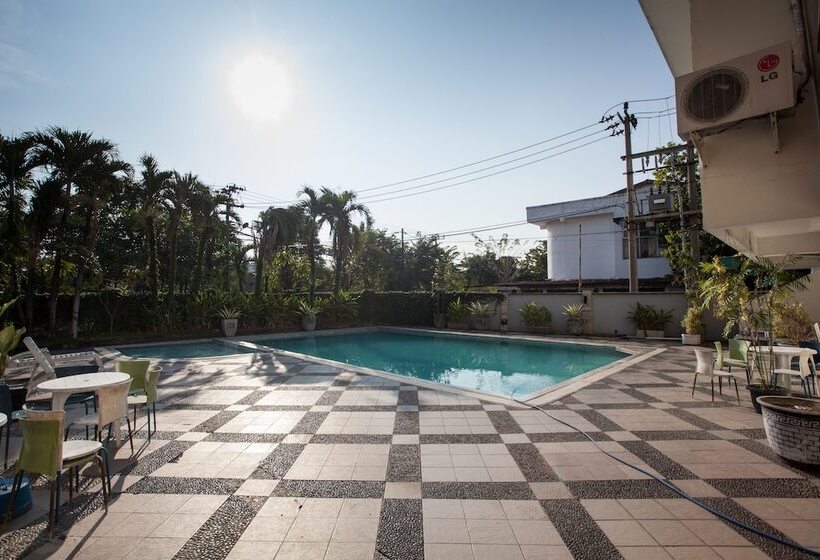 酒店 Reddoorz Premium @ Raya Nginden