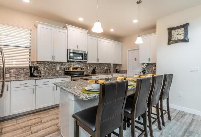 هتل Solterra Resort By Global Resort Homes