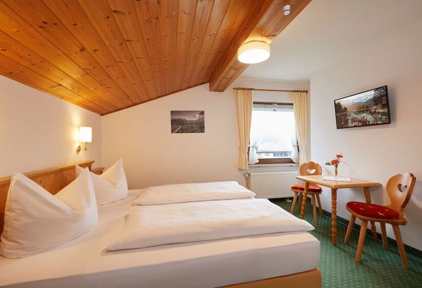 פנסיון Garni Zugspitz