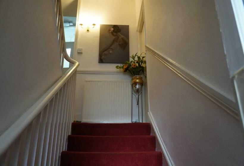 بنسيون Marlborough Guest House B & B