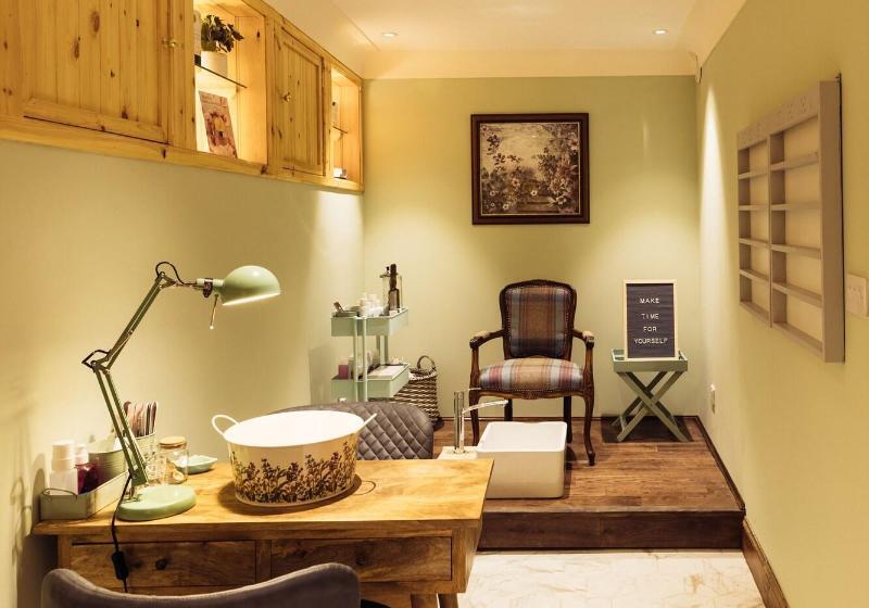 Пансион The Whispering Pine Lodge