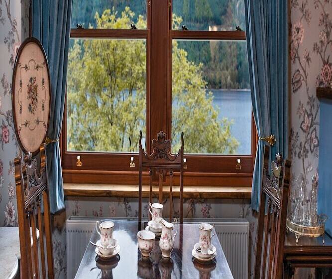 Пансион The Whispering Pine Lodge