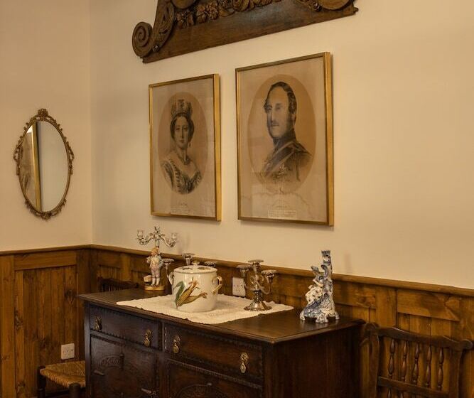 Пансион The Whispering Pine Lodge