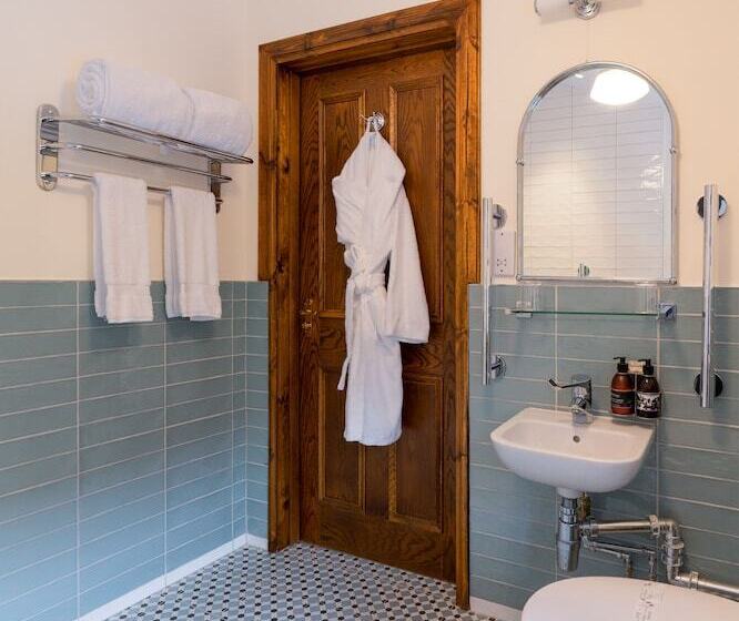 Пансион The Whispering Pine Lodge