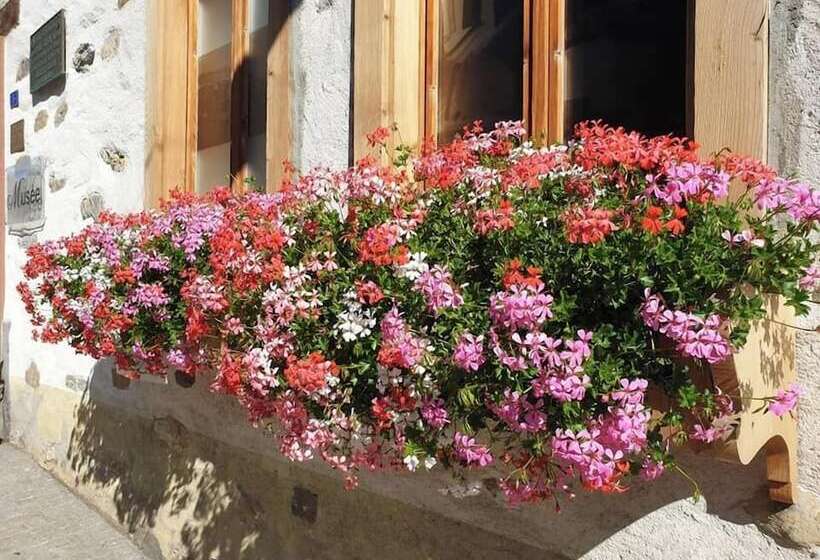 Общежитие L Auberge De L Ours