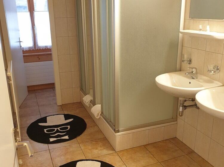 Общежитие L Auberge De L Ours