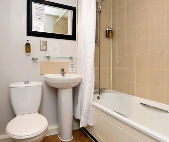 הוסטל Lamb & Flag Inn