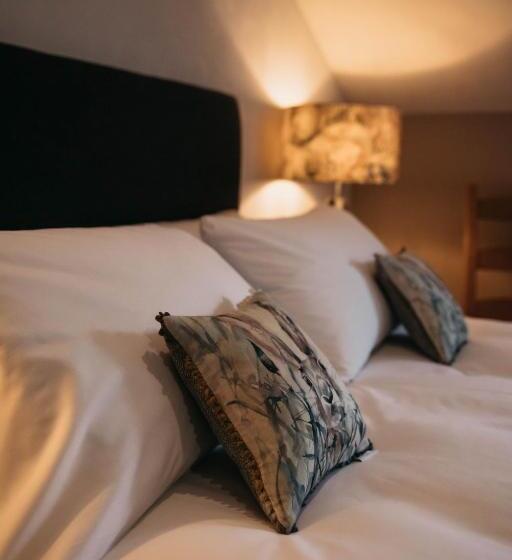 فندق صغير Three Horseshoes Inn