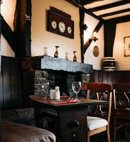 فندق صغير Three Horseshoes Inn