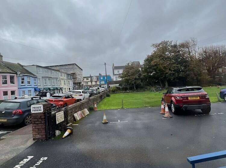 تختخواب و صبحانه Berry