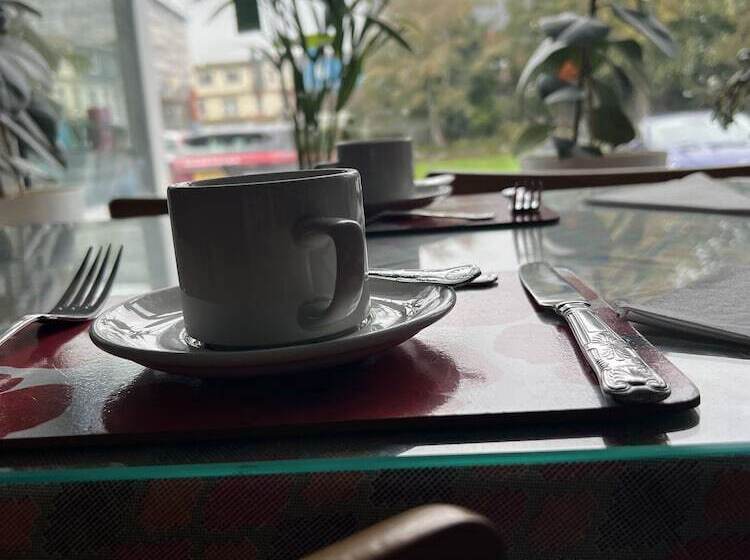 تختخواب و صبحانه Berry