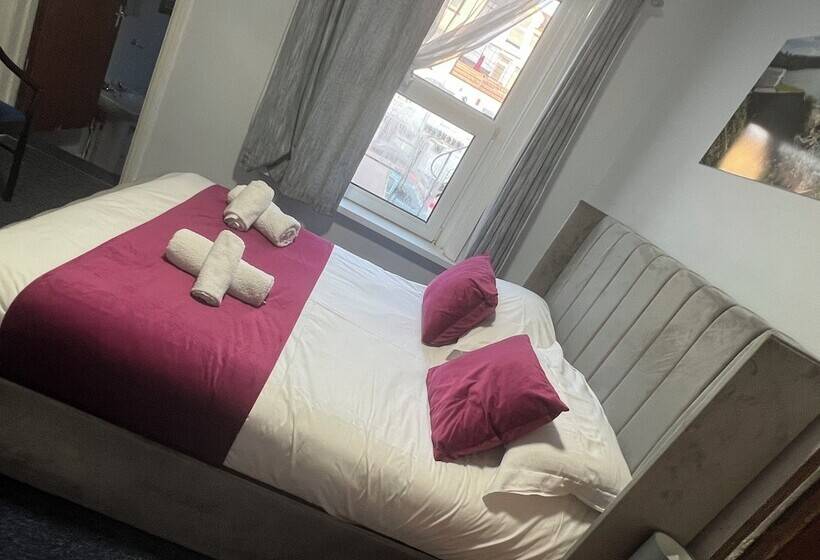 تختخواب و صبحانه Berry