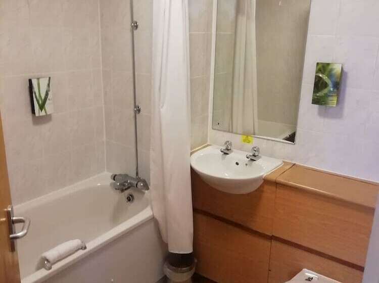 בית מלון כפרי Purple Roomz Preston South