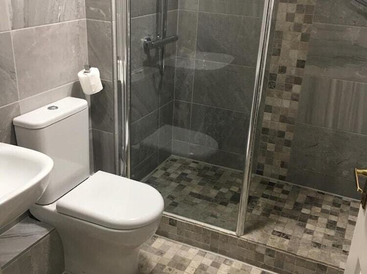 Отель The Peel Aldergate