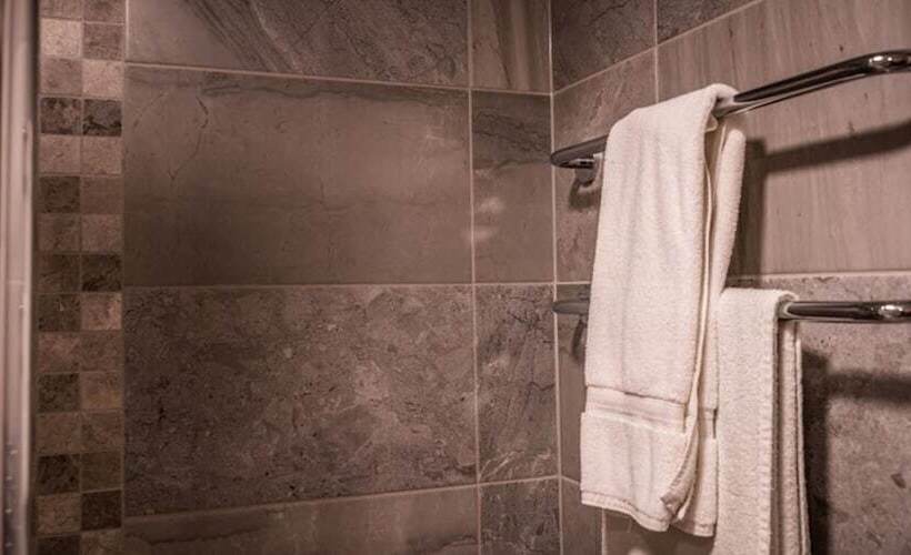 Отель The Peel Aldergate