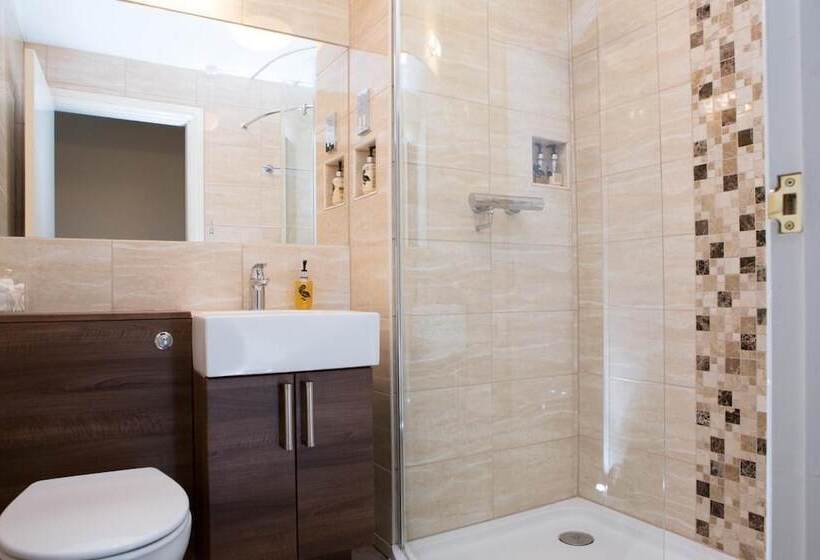 Отель The Peel Aldergate