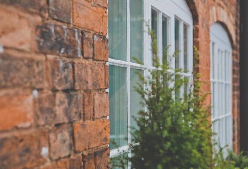 Отель The Peel Aldergate