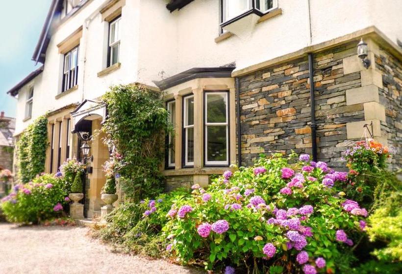 פנסיון Chestnuts Guest House