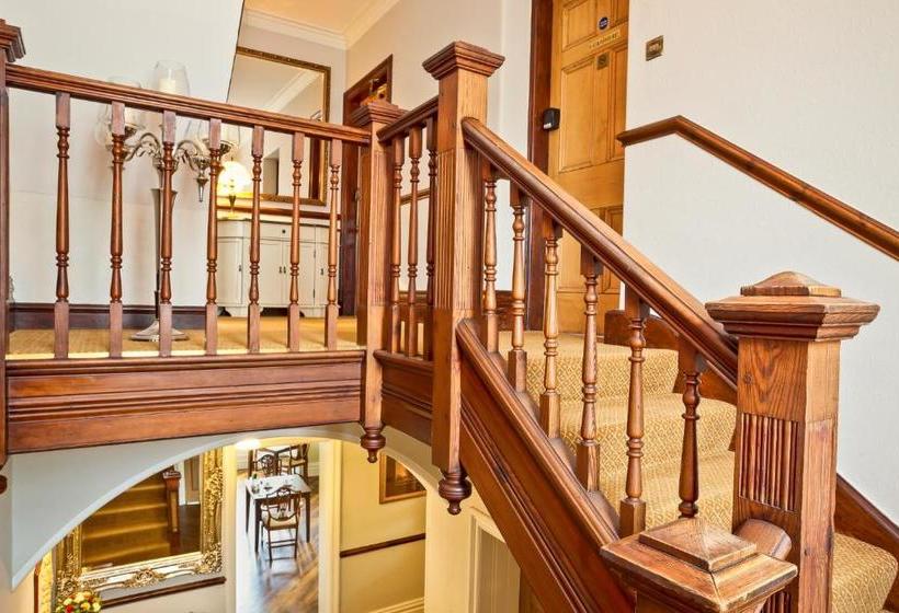 פנסיון Chestnuts Guest House