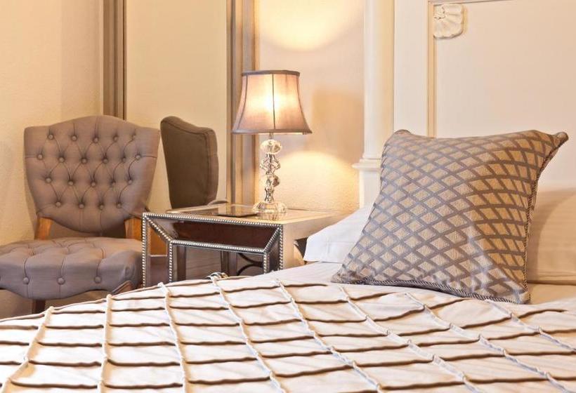 פנסיון Chestnuts Guest House