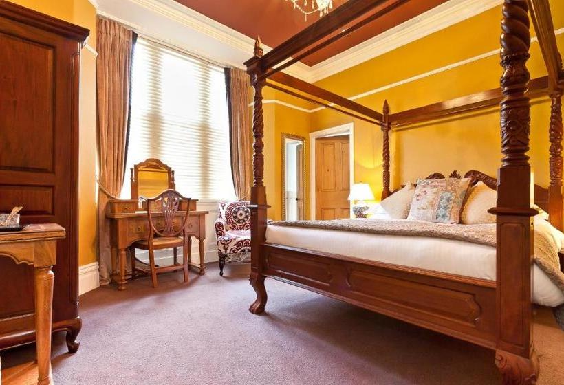 פנסיון Chestnuts Guest House