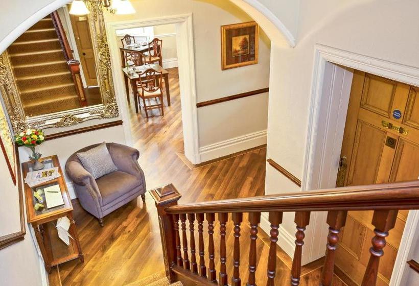 פנסיון Chestnuts Guest House