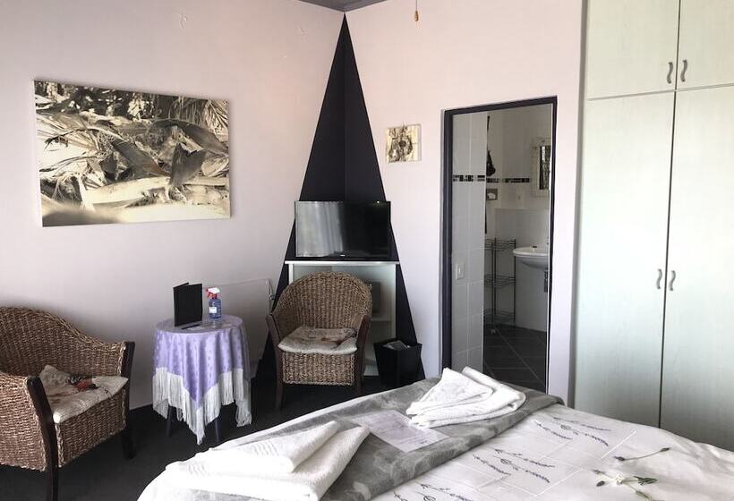 بنسيون Farr Out Guesthouse