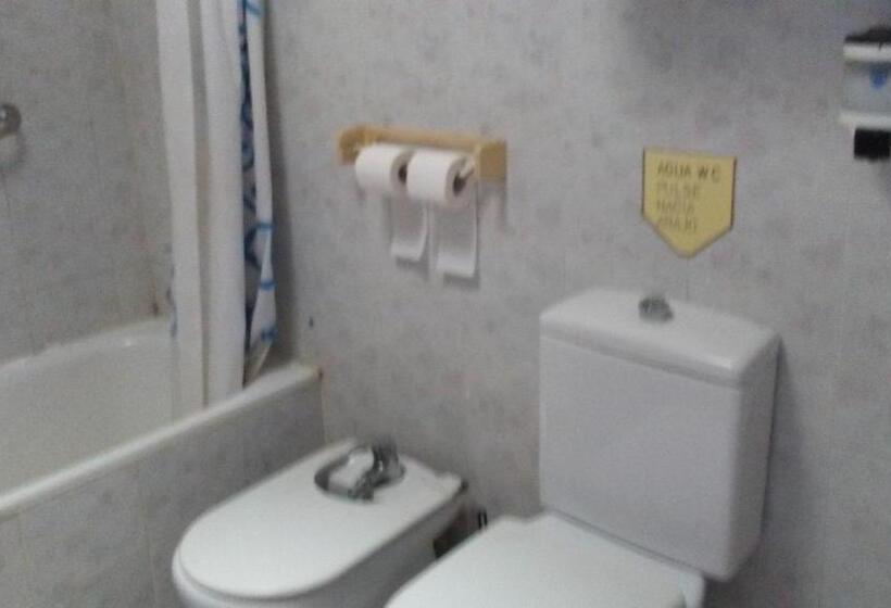 פנסיון Hostal Porta De Ferro