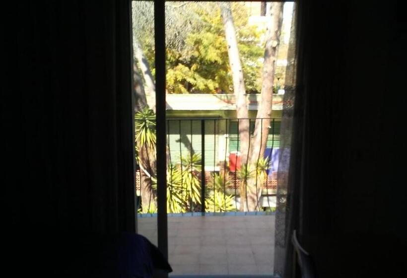 פנסיון Hostal Porta De Ferro