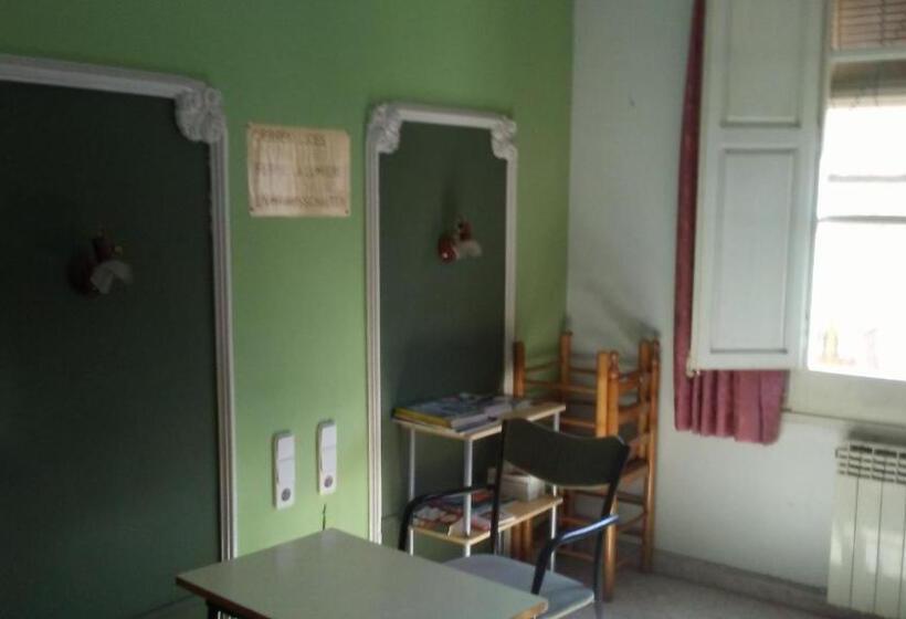 פנסיון Hostal Porta De Ferro