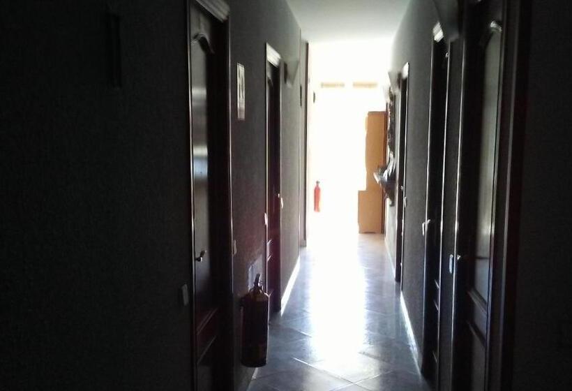 פנסיון Hostal Porta De Ferro